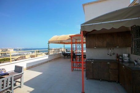 4 habitaciones, escritorio y espacio para trabajar con laptop