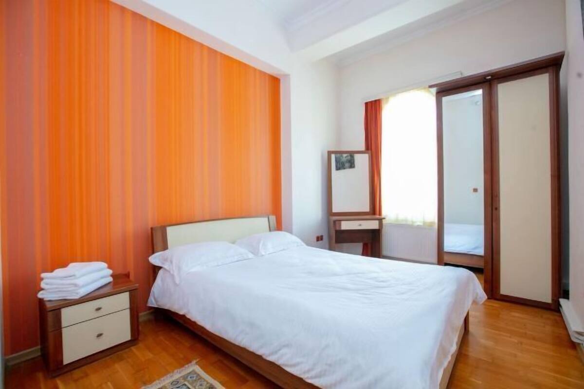 4 bedrooms, desk, laptop workspace, blackout curtains