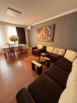 Apartamento familiar, cocina, vistas parciales al mar | Escritorio, espacio para trabajar con un portátil, cortinas opacas