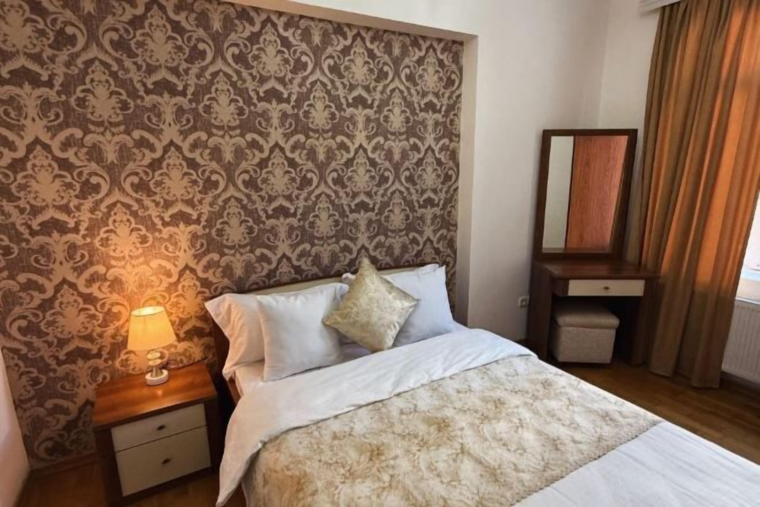 Escritorio, espacio para trabajar con laptop y cortinas blackout 