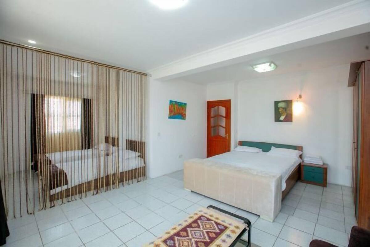 4 bedrooms, desk, laptop workspace, blackout curtains