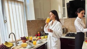 Een moderne keuken met een ontbijtarrangement, inclusief fruit, brood en sap.