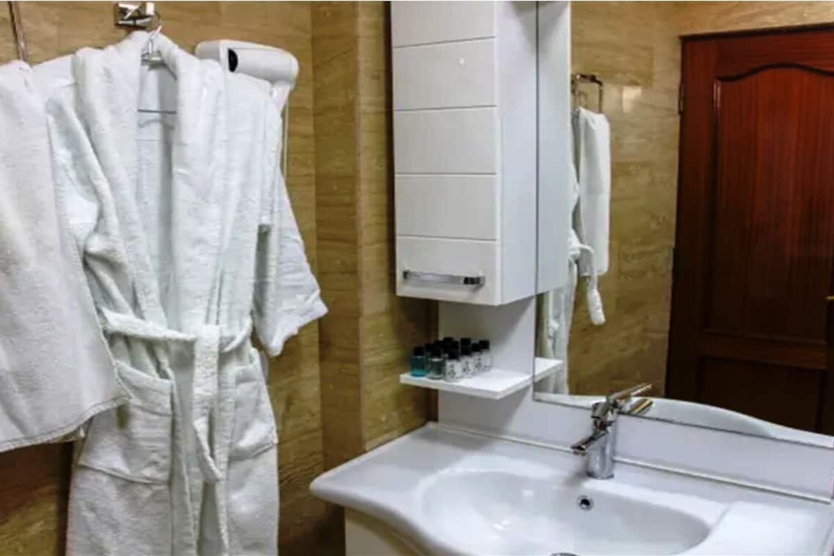 Ducha, secador de pelo, zapatillas y toallas