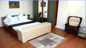 Appartement, 2 slaapkamers, niet-roken | Een bureau, een laptopwerkplek, verduisterende gordijnen