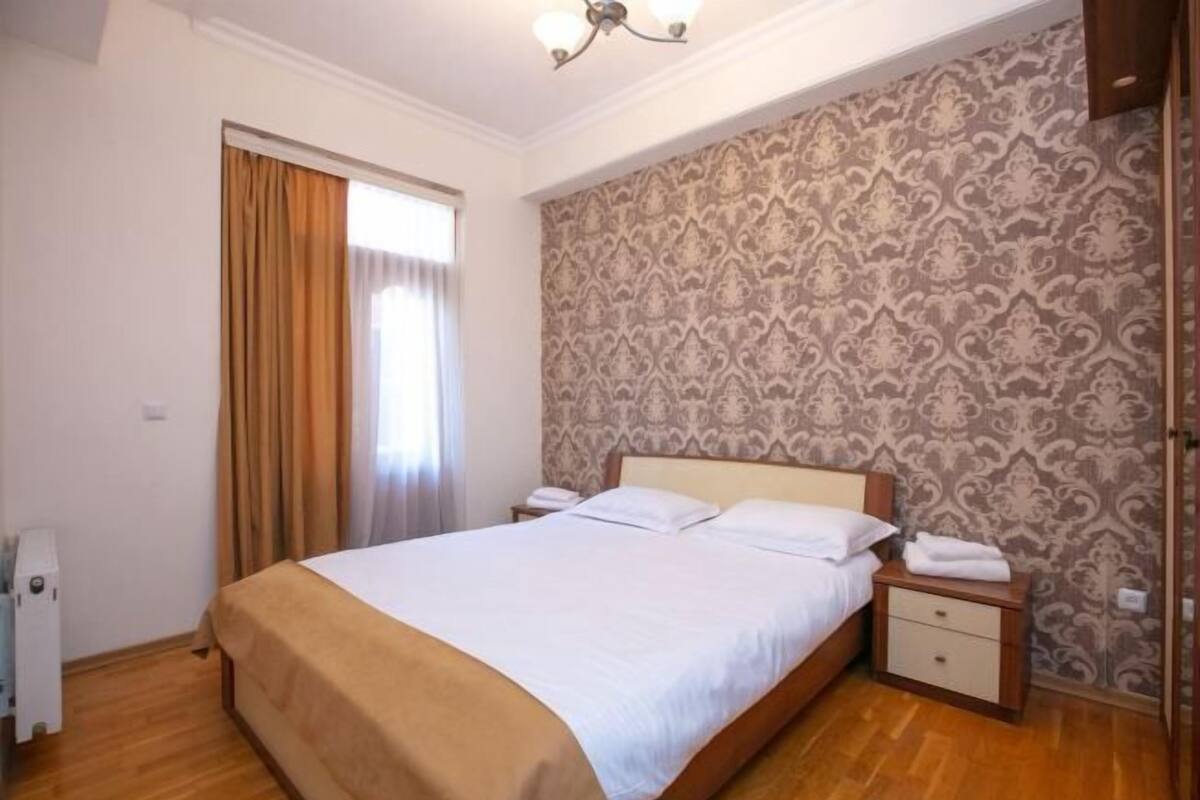 4 bedrooms, desk, laptop workspace, blackout curtains