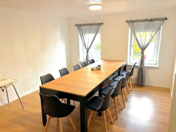 House | In-room dining