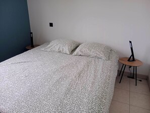 3 habitaciones, tabla de planchar con plancha, wifi y ropa de cama 