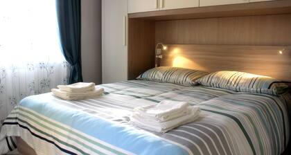 Renovated in the center and a stone's throw from the sea with parking facilities