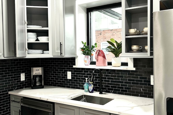 Kjøleskap, mikrobølgeovn, ovn og kokeplater