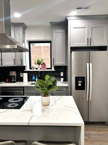 Stylish 2BR/2BA Apt near NYC Free Parking Full Kitchen & W/D