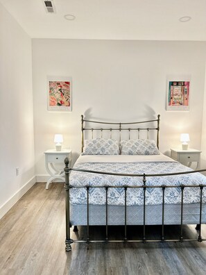 2 habitaciones, escritorio, tabla de planchar con plancha y wifi gratis 