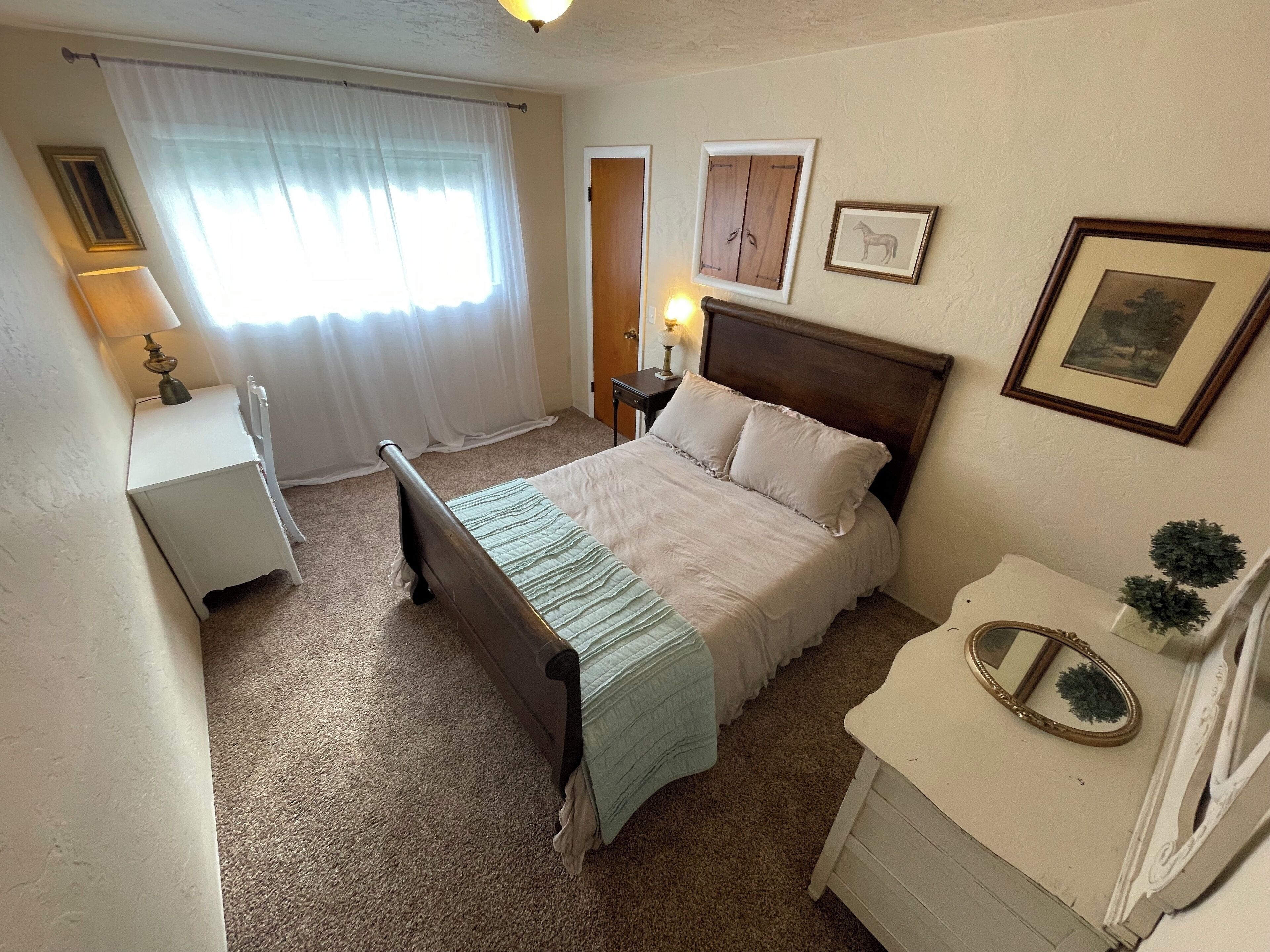 4 bedrooms, desk, iron/ironing board, travel crib