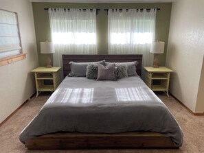 4 Schlafzimmer, Schreibtisch, Bügeleisen/Bügelbrett, Reisekinderbett