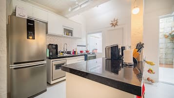 Deluxe-talo, 4 makuuhuonetta, ilmastointi | Yksityinen keittiö | Jääkaappi, mikroaaltouuni, uuni, liesi