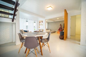 Deluxe House, 4 Bedrooms, Air conditioning | Dining room - Bz88 250 metros da praia Casa 4 quartos (Buzios)