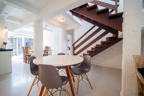 디럭스 하우스, 침실 4개, 에어컨 | 다이닝룸