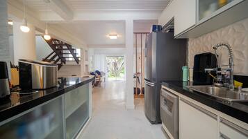 Casa luxo, 4 quartos, ar-condicionado | Cozinha privada | Geladeira, micro-ondas, fogĂŁo, cooktop