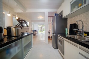 Deluxe House, 4 Bedrooms, Air conditioning | Private kitchen | Fridge, microwave, oven, stovetop - Bz88 250 metros da praia Casa 4 quartos (Buzios)