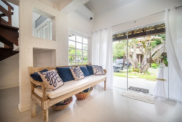 Deluxe House, 4 Bedrooms, Air conditioning | Living area - Bz88 250 metros da praia Casa 4 quartos (Buzios)