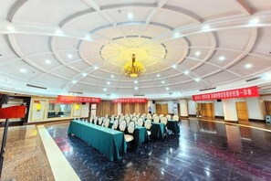 A spacious hall with a high ceiling, multiple tables arranged for seating, and a chandelier. - Xiyue Holiday Hotel (Chongqing Liangping New City Branch) (Chongqing)
