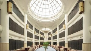 A grand hall with a high ceiling, a central chandelier, and a symmetrical layout with rows of chairs. - Xiyue Holiday Hotel (Chongqing Liangping New City Branch) (Chongqing)