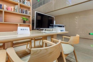 A modern office space with a desk, computer, and chairs. - Xiyue Holiday Hotel (Chongqing Liangping New City Branch) (Chongqing)
