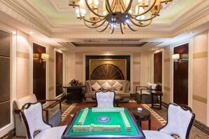 A room with a pool table, a sofa, and a chandelier. - Xiyue Holiday Hotel (Chongqing Liangping New City Branch) (Chongqing)