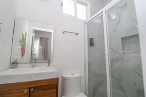 Serviettes fournies, savon, shampoing, papier toilette