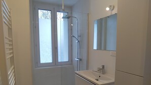 Dusj, hårføner, håndklær og såpe