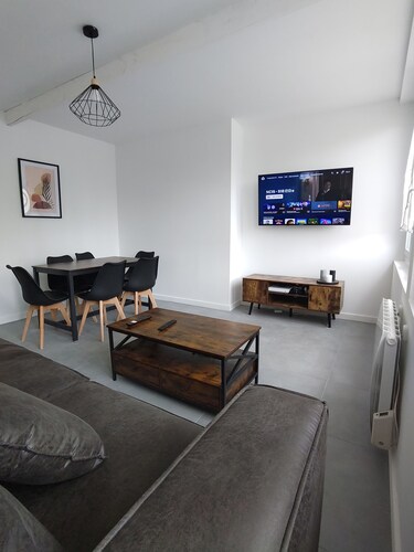 Bright and spacious 70m2 apartment close to all amenities