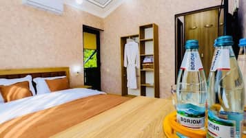 Chambre Double Confort, balcon, vue montagne | Coin séjour | Télévision