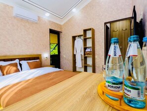 Habitación doble Confort, balcón, vista a la montaña | Área de sala de estar | Televisión 