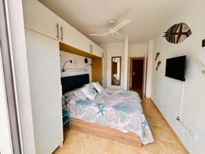 1 slaapkamer, een strijkplank/strijkijzer, reisbedje, gratis wifi