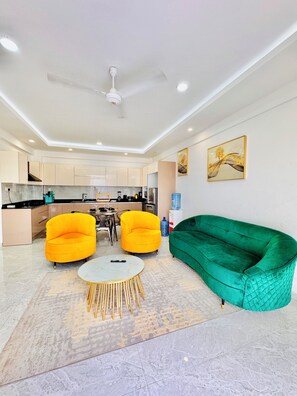 Smart TV, livros, aparelho de som