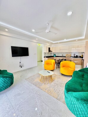 Smart TV, livros, aparelho de som