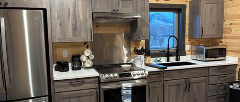 Jääkaappi, mikroaaltouuni, uuni, liesi