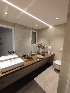 A modern bathroom with two sinks, a mirror, a window, and a toilet. - Terrace Ferragudo River View Flat Super (Lagoa)