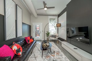 Hus - flera sängar - kök - utsikt mot staden (Queen City Views Suites) | Vardagsrum | Tv