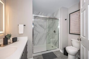 House, Multiple Beds, Kitchen, City View (Queen City Views Suites) | Bathroom - Queen City Views Suites (Cincinnati)