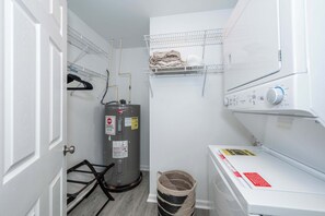 Maison, plusieurs lits, cuisine, vue ville (Queen City Views Suites) | Intérieur