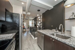 Huis, Meerdere bedden, keuken, uitzicht op de stad (Queen City Views Suites) | Privékeuken | Een koelkast, een microgolfoven, een oven, een kookplaat