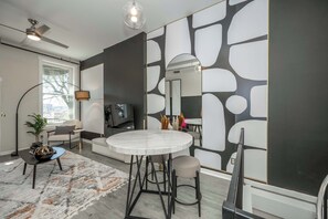 Hus - flere senge - køkken - byudsigt (Queen City Views Suites) | Spiseområde