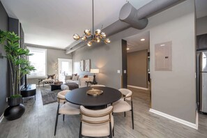 Hus - flere senge - køkken - byudsigt (Queen City Views Suites) | Interiør