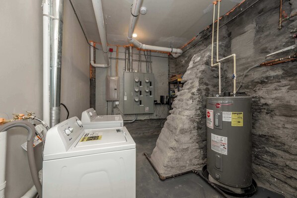 House, Multiple Beds, Kitchen, City View (Queen City Views Suites) | Interior