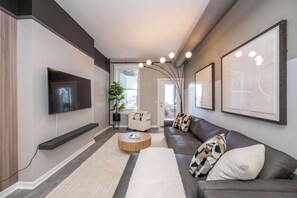 House, Multiple Beds, Kitchen, City View (Queen City Views Suites) | Living area