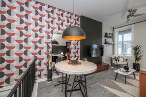 Maison, plusieurs lits, cuisine, vue ville (Queen City Views Suites) | Restauration