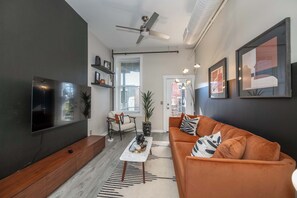 Appartement, 1 grand lit, cuisine, vue ville (Queen City Views 1) | Coin séjour | Télévision