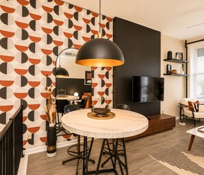 Apartment, 1 Queen-Bett, Küche, Stadtblick (Queen City Views 1) | Speisen