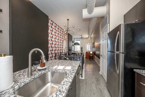 Apartment, 1 Queen Bed, Kitchen, City View (Queen City Views 1) | Interior