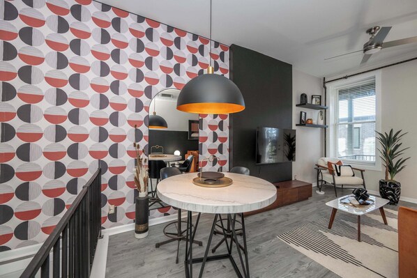 Apartemen, 1 Tempat Tidur Queen, dapur, pemandangan kota (Queen City Views 1) | Tempat makan